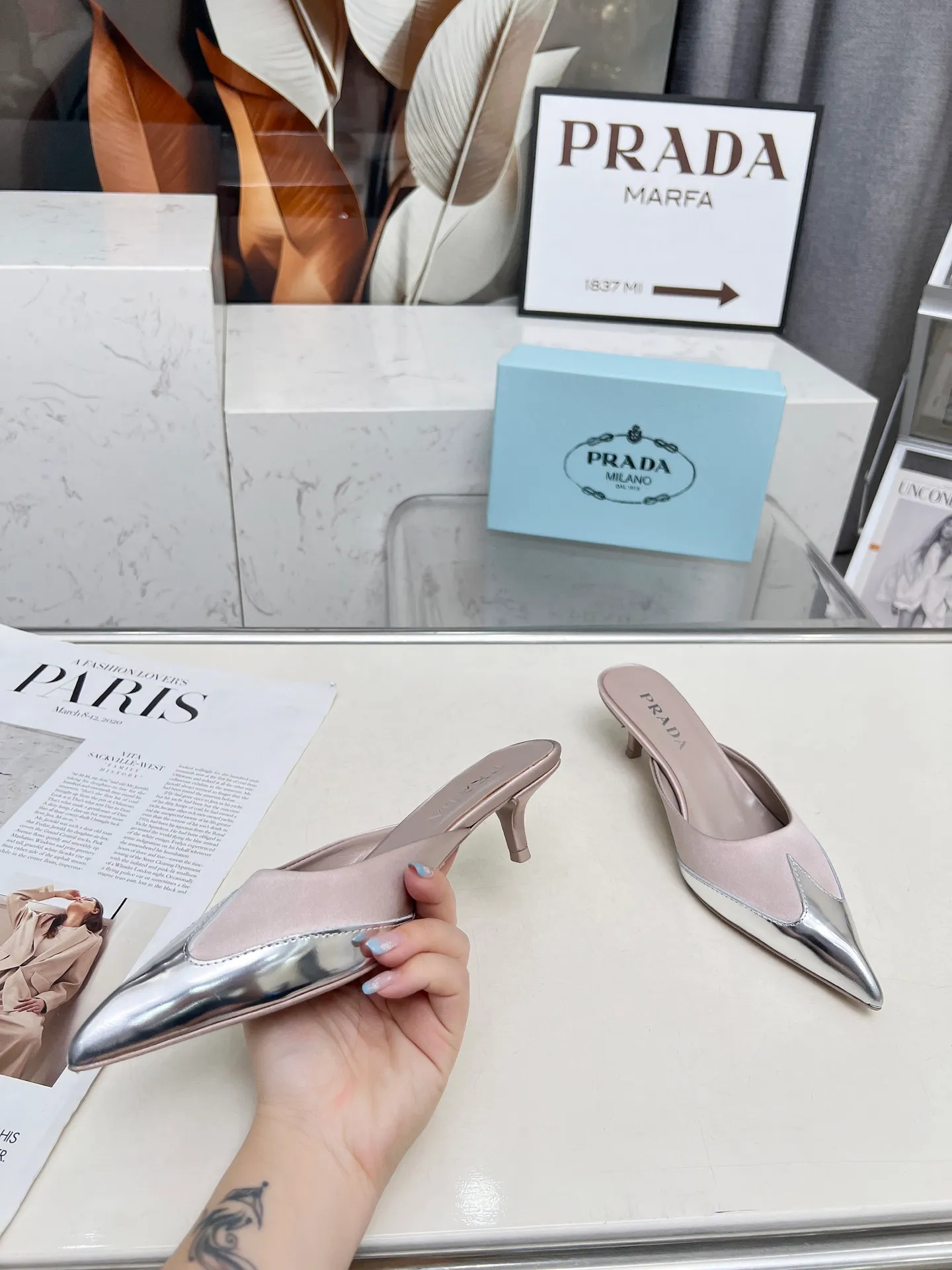 👟👟Ex-factory price 520👟👟 🏧2025 T show Mule shoes, silk pointed toe series🏧 (highest version with top packaging) PRADA 2025𝐬𝐬Prada new product, (top version) is coming! prada25 "T-stage show style" mainly promotes hot-selling styles, made of silk material and TPU Muller series spring and summer single shoes and sandals series. Made of high-quality silk satin and Tpu mirror material, a full range of simple light plate logo hot stamping. ——————————————————❣️ 2025SS PRADA spring and summer simple style, it looks so good. Various Internet celebrities have planted popular styles, awakening the imagination of skirt trains, corsets and bra curves, streamlined to the extreme ~ super popular series of hot products, with iconic logos on the heels or on the feet, as well as prismatic pointed toes, and angular lines are clearly defined.  Prada spring2025’s latest presentation is also wonderful with different styles! This season's Prada styles are simpler in design than before. They don't deliberately pursue a trendy or sporty feeling. They are all natural. The colors are also made of bright spring and summer eye-catching colored silks with pointed toes. They are so simple and beautiful. 😋The original shoes are developed and purchased from Italian counters, and are reproduced 1:1 according to the original taste. The newly opened low heel of 4cm has the same concave and convex height as the original version, creating a variety of sandals and slippers: low heel, pointed toe and half drag. 💛❤️ 💛❤️ ⚛Baotou low heel 4cm. ⚛Sale size: 35-41 (customized at 42.43) ⚛Top silk satin fabric + sheepskin lining + Italian triple-A cowhide bottom. 💙"Multiple colors, all official colors can be produced".